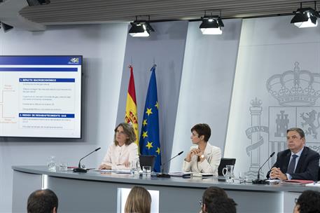 11/10/2022. Rueda de prensa tras el Consejo de Ministros: Rodríguez, Ribera y Planas. La vicepresidenta tercera y ministra, Teresa Ribera, i...