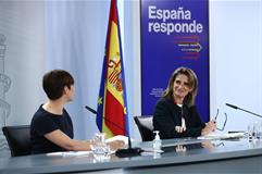 La ministra y portavoz, Isabel Rodríguez y la vicepresidenta tercera, Teresa Ribera, durante la rueda de prensa