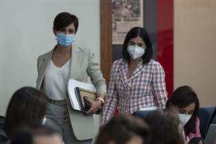 Isabel Rodríguez y Carolina Darias entran en la sala de prensa de La Moncloa