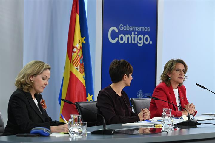 La vicepresidenta Nadia Calviño, la ministra y portavoz del Gobierno, Isabel Rodríguez, y la vicepresidenta Teresa Ribera