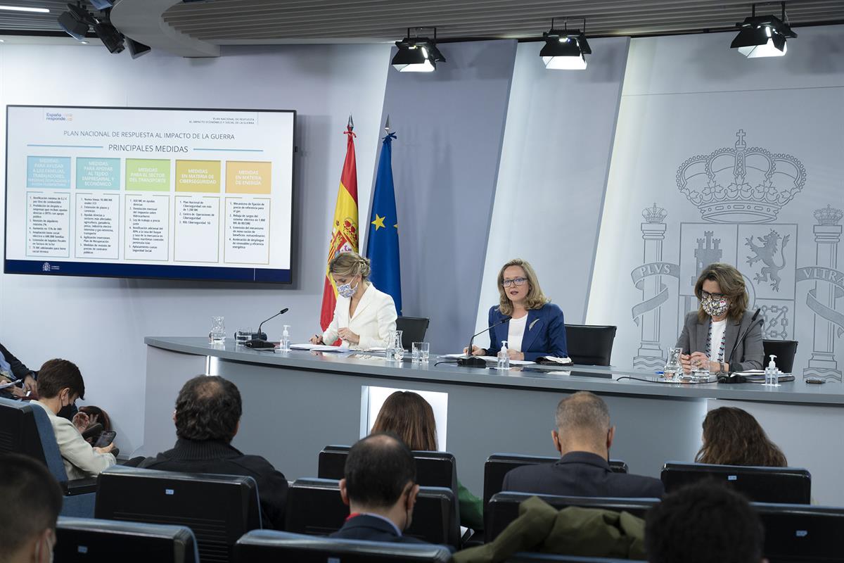 29/03/2022. Rueda de prensa posterior al Consejo de Ministros: Nadia Calviño, Yolanda Díaz y Teresa Ribera. La vicepresidenta segunda y mini...