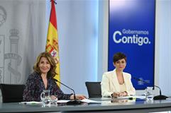 La ministra de Transportes, Movilidad y Agenda Urbana, Raquel Sánchez, y la portavoz del Gobierno, Isabel Rodríguez