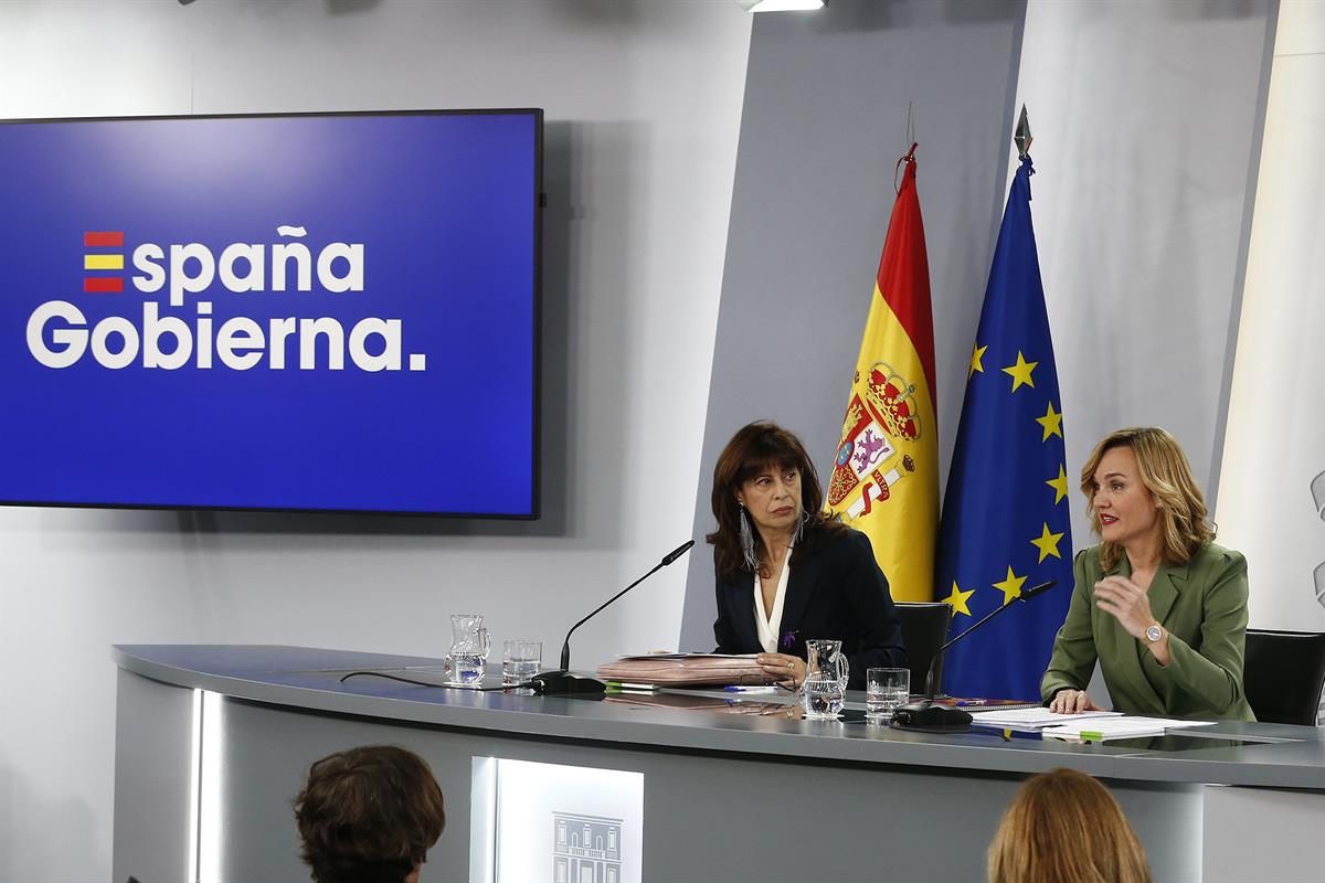 La portavoz del Gobierno, Pilar Alegría, y la ministra de Igualdad, Ana Redondo, durante la rueda de prensa posterior al Consejo