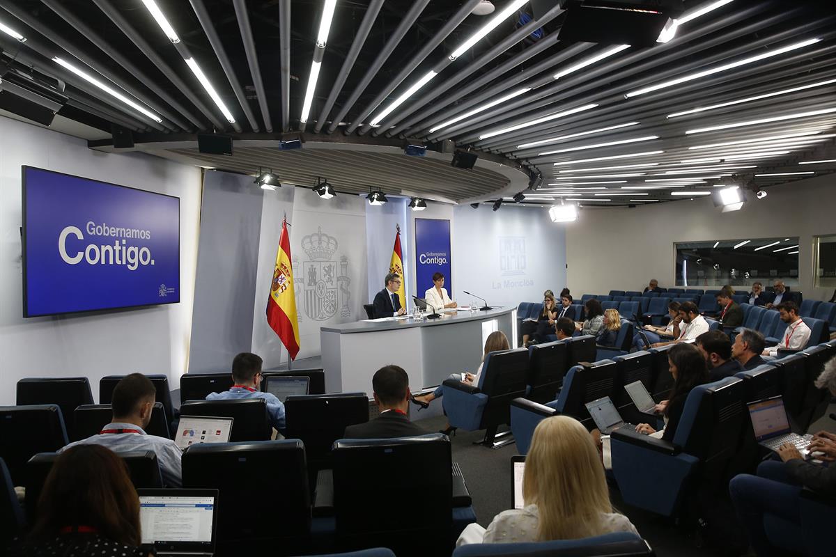 La ministra Isabel Rodríguez y el ministro Félix Bolaños comparecen tras el Consejo de Ministros.