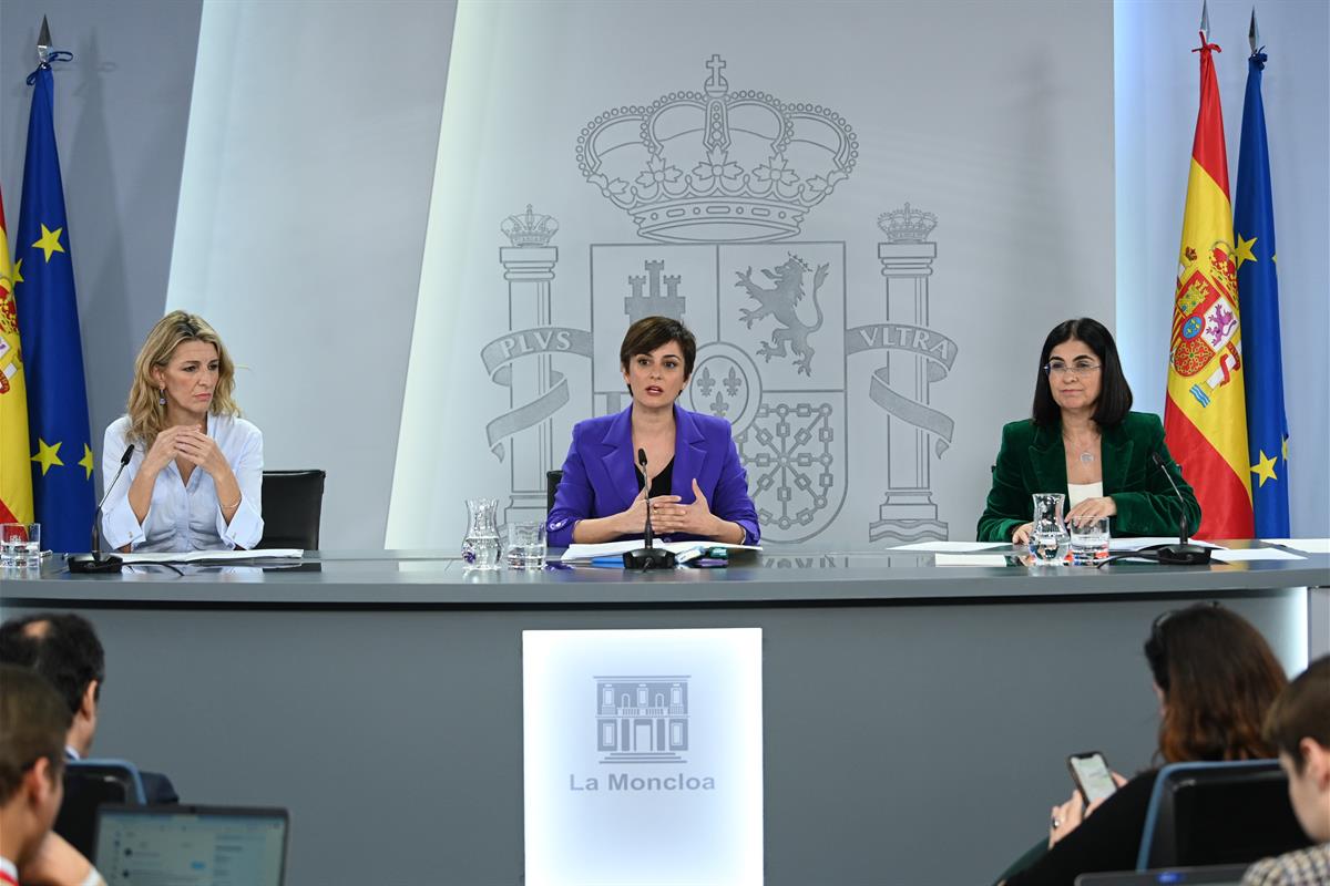 14/02/2023. Rueda de prensa tras el Consejo de Ministros: Isabel Rodríguez, Yolanda Díaz y Carolina Darias. La vicepresidenta segunda y mini...