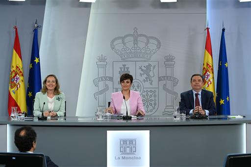 La vicepresidenta primera del Gobierno, Nadia Calviño, la ministra portavoz, Isabel Rodríguez, y el ministro Luis Planas
