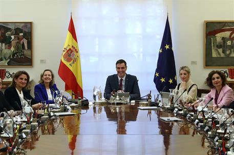 22/11/2023. Gobierno de la XV Legislatura. El presidente del Gobierno, Pedro Sánchez, y las cuatro vicepresidentas del Ejecutivo de la XV Le...