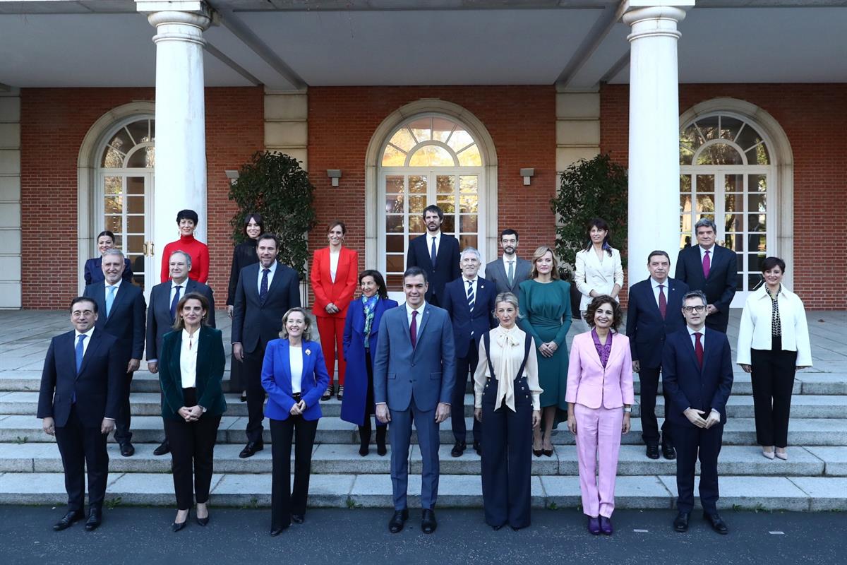 Fotografía de grupo del nuevo Gobierno de España en las escalinatas del edificio del Consejo de Ministros.