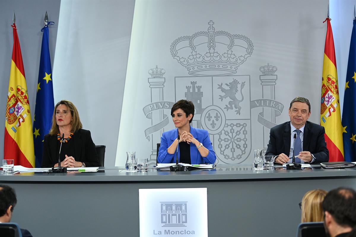 25/04/2023. Consejo de Ministros: Isabel Rodríguez, Teresa Ribera, Luis Planas. La vicepresidenta tercera y ministra para la Transición Ecol...