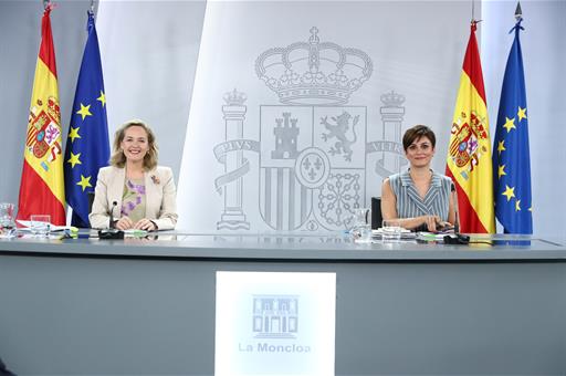 La ministra de Política Territorial y portavoz del Gobierno, Isabel Rodríguez, y la vicepresidenta primera, Nadia Calviño