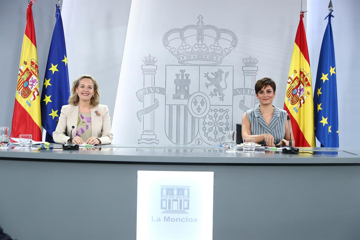 La ministra de Política Territorial y portavoz del Gobierno, Isabel Rodríguez, y la vicepresidenta primera, Nadia Calviño