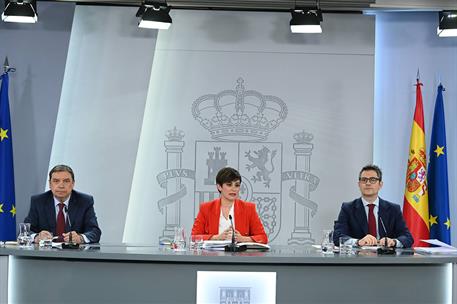 La ministra y portavoz, Isabel Rodríguez, y los ministros Luis Planas y Félix Bolaños en la rueda de prensa