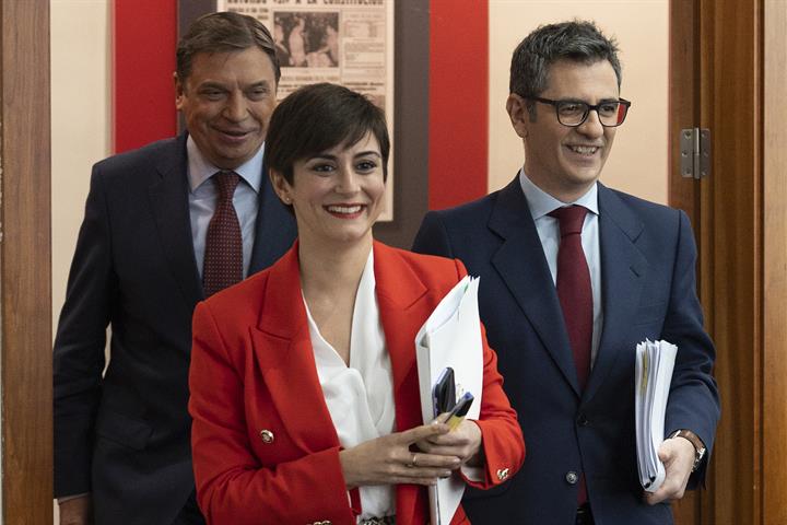 La ministra Isabel Rodríguez, junto al ministro Luis Planas y el ministro Félix Bolaños.