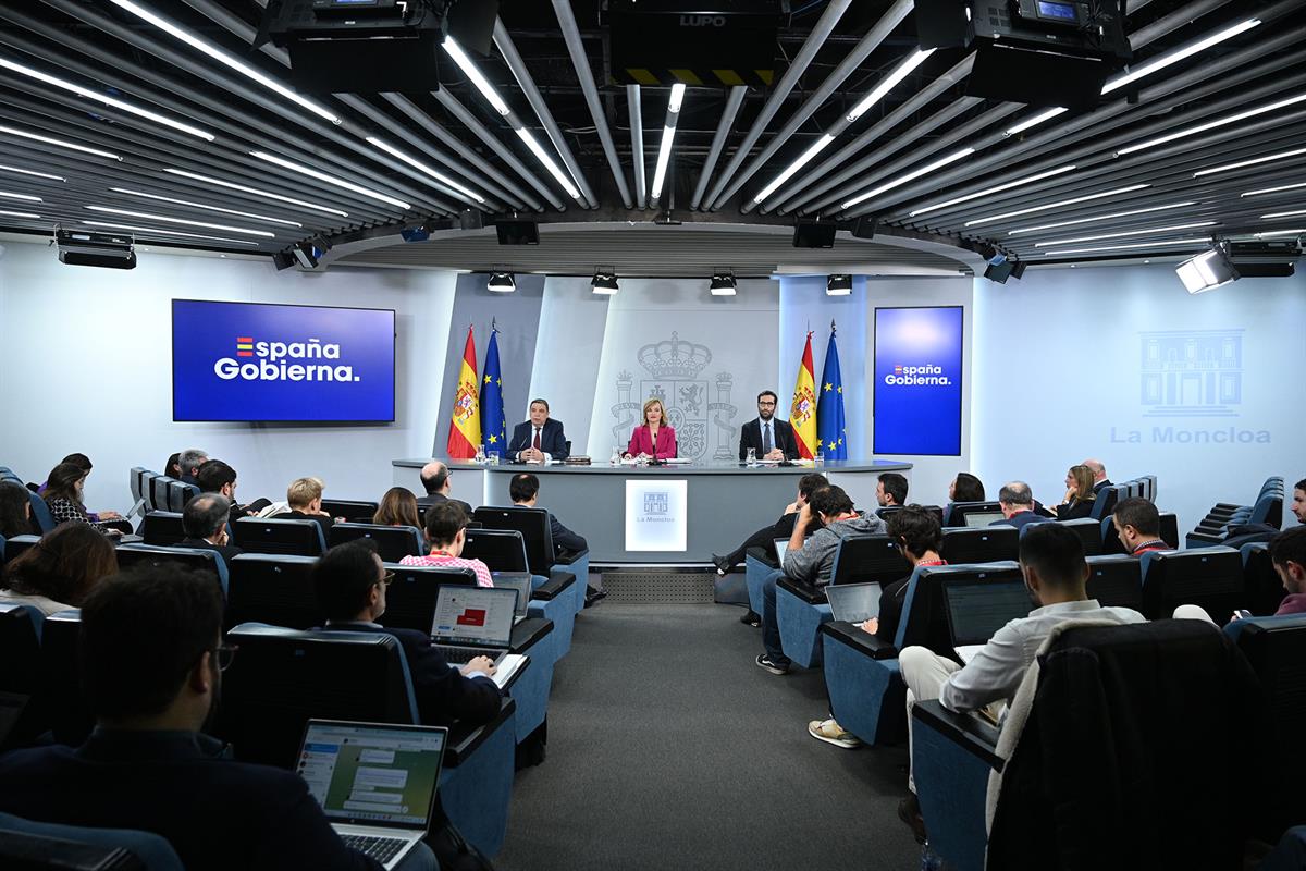 9/01/2024. Rueda de prensa tras el Consejo de Ministros: Planas, Alegría, Cuerpo. El ministro de Agricultura, Pesca y Alimentación, Luis Pla...