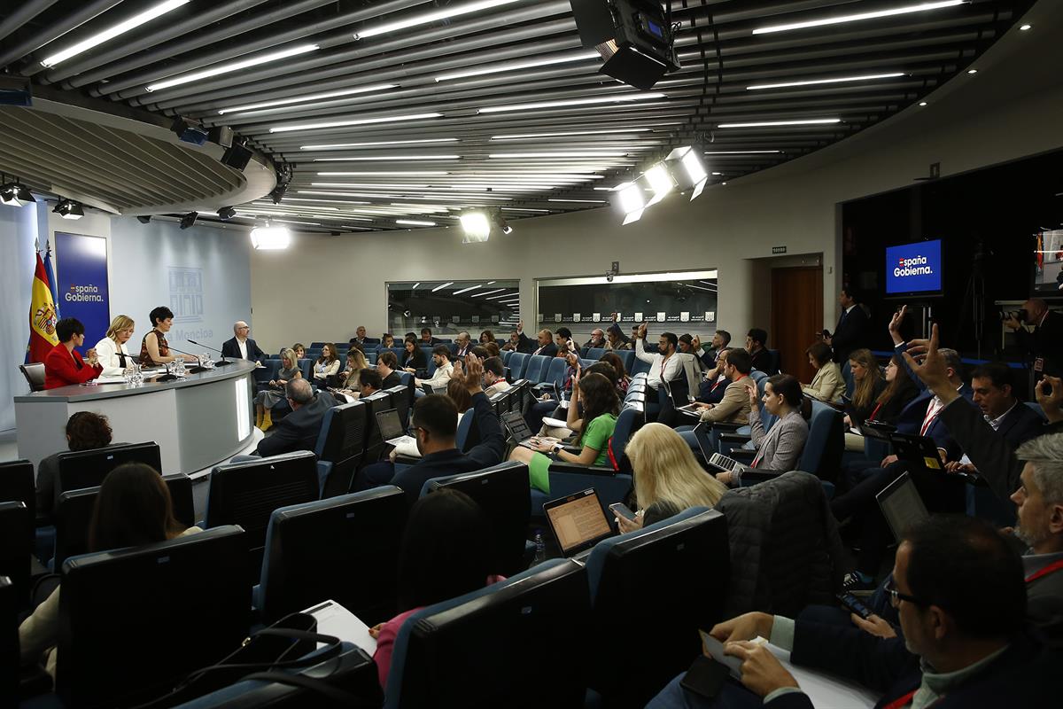 9/04/2024. Rueda de prensa tras el Consejo de Ministros: Pilar Alegría, Isabel Rodríguez y Elma Saiz. La ministra de Vivienda y Agenda Urban...