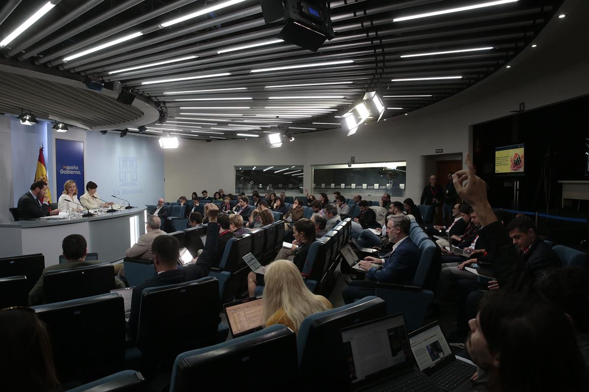 Óscar Puente, Pilar Alegría e Isabel Rodríguez durante la rueda de prensa posterior al Consejo de Ministros