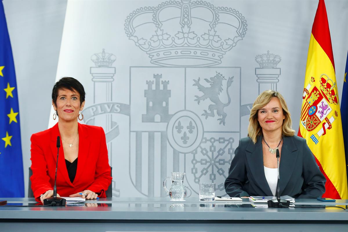 19/11/2024. Rueda de prensa tras el Consejo de Ministros. La ministra de Inclusión, Seguridad Social y Migraciones, Elma Saiz. y la ministra...