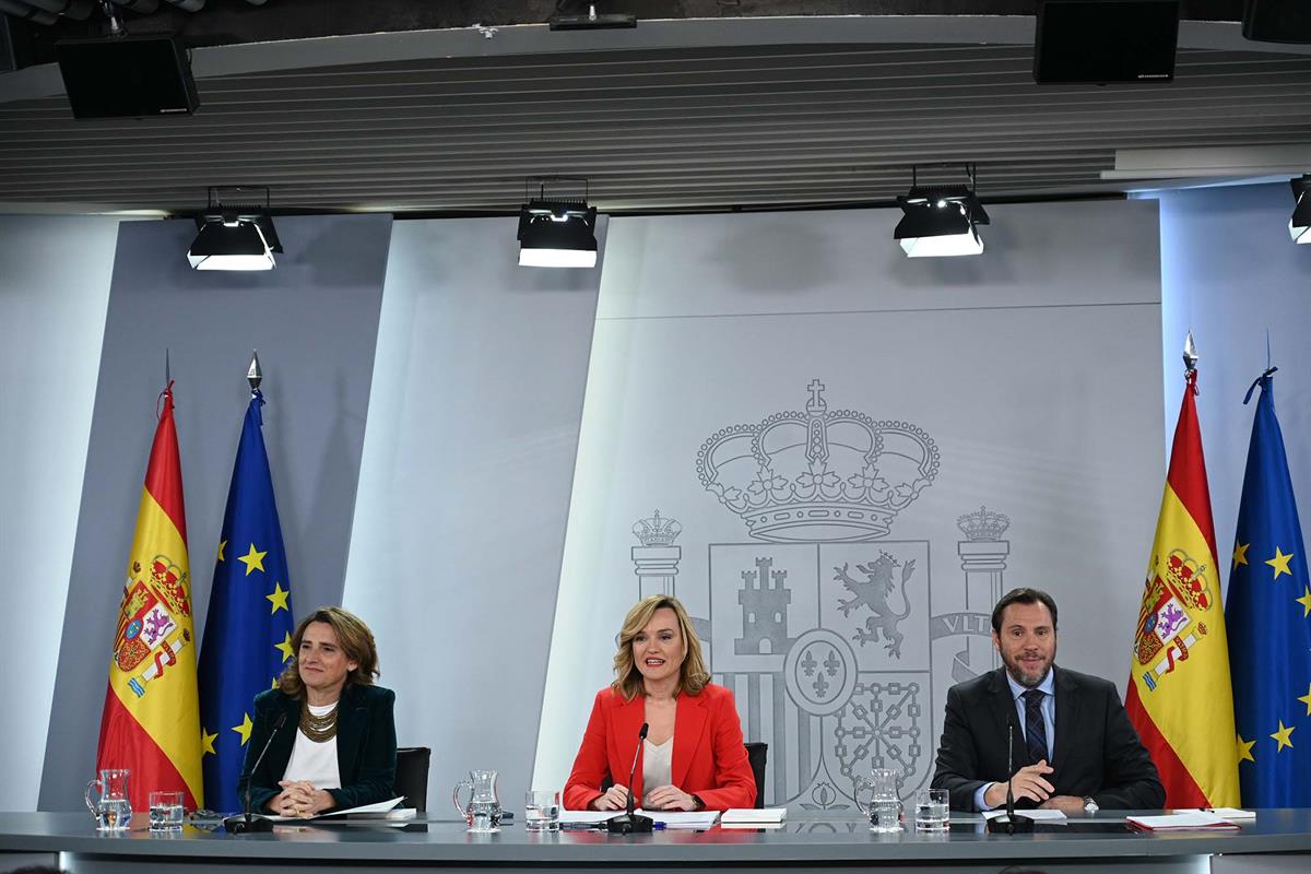 Teresa Ribera, Pilar Alegría y Óscar Puente durante la rueda de prensa posterior al Consejo de Ministros