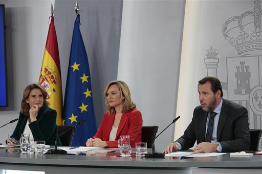 Teresa Ribera, Pilar Alegría y Óscar Puente durante la rueda de prensa posterior al Consejo de Ministros