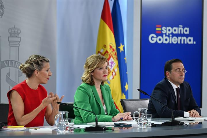 Yolanda Díaz, Pilar Alegría y José Manuel Albares, durante la rueda de prensa tras el Consejo de Ministros