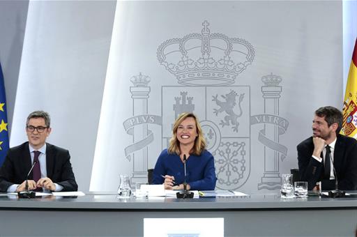 El ministro Félix Bolaños, la ministra Pilar Alegría y el ministro Ernest Urtasun, durante la rueda de prensa del Consejo