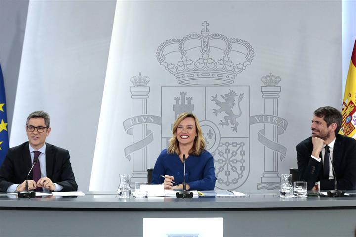 El ministro Félix Bolaños, la ministra Pilar Alegría y el ministro Ernest Urtasun, durante la rueda de prensa del Consejo