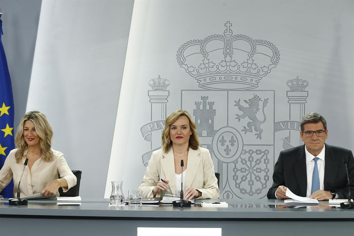 30/04/2024. Rueda de prensa tras el Consejo de Ministros: Yolanda Díaz, Pilar Alegría y José Luis Escrivá. Las ministras de Trabajo y Econom...