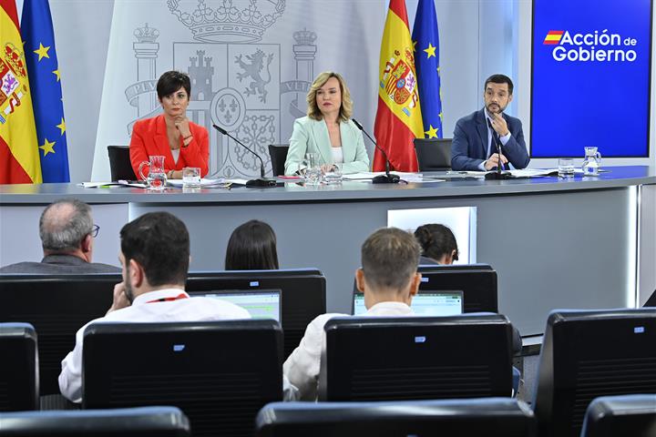Los ministros en la rueda de prensa