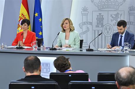 1/07/2025. Rueda de prensa tras el Consejo de Ministros: Isabel Rodríguez, Pilar Alegría y Pablo Bustinduy. La ministra de Vivienda y Agenda...