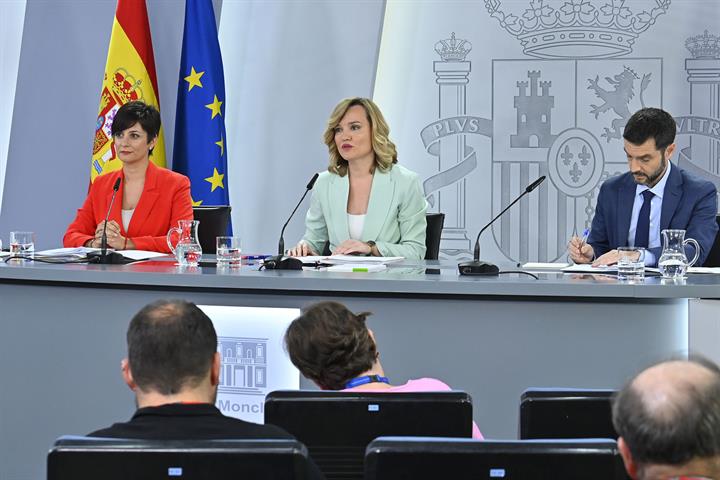 1/07/2025. Rueda de prensa tras el Consejo de Ministros: Isabel Rodríguez, Pilar Alegría y Pablo Bustinduy. La ministra de Vivienda y Agenda...