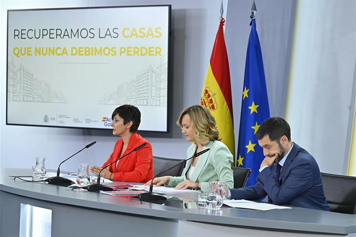 La ministra Isabel Rodríguez, la ministra Pilar Alegría y el ministro Pablo Bustinduy, en la rueda tras el Consejo de Ministros