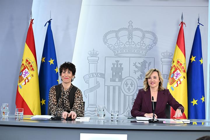 4/03/2025. Rueda de prensa tras el Consejo de Ministros: Elma Saiz y Pilar Alegría. La ministra de Inclusión, Seguridad Social y Migraciones...