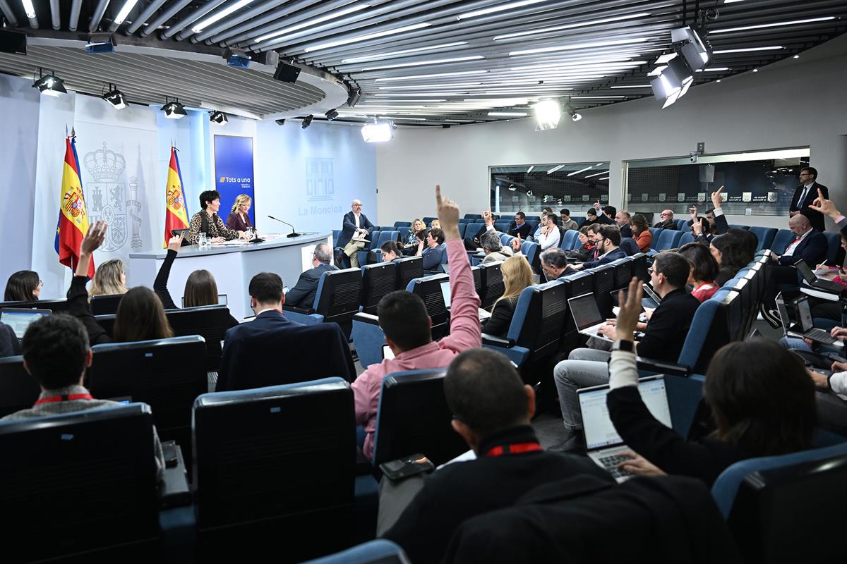 4/03/2025. Rueda de prensa tras el Consejo de Ministros: Elma Saiz y Pilar Alegría. Elma Saiz y Pilar Alegría durante la rueda de prensa tra...