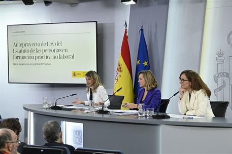 4/11/2025. Rueda de prensa tras el Consejo de Ministros: Yolanda Díaz, Pilar Alegría y Mónica García. La vicepresidenta segunda y ministra d...