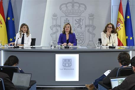 4/11/2025. Rueda de prensa tras el Consejo de Ministros: Yolanda Díaz, Pilar Alegría y Mónica García. La vicepresidenta segunda y ministra d...