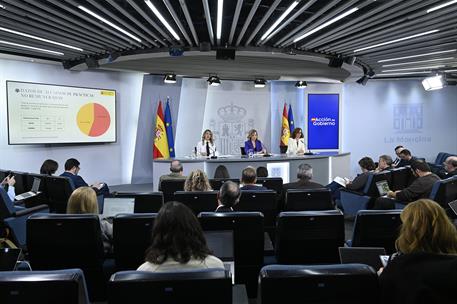 4/11/2025. Rueda de prensa tras el Consejo de Ministros: Yolanda Díaz, Pilar Alegría y Mónica García. La vicepresidenta segunda y ministra d...