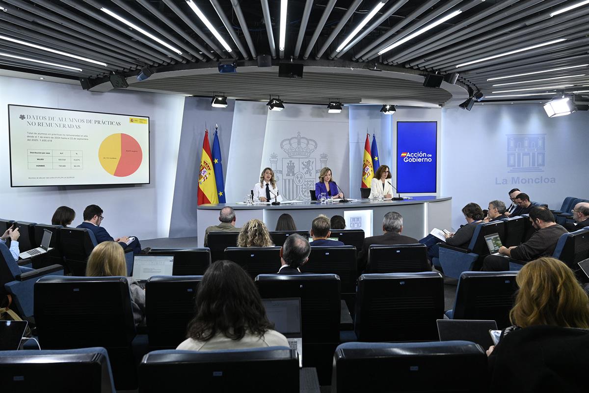 4/11/2025. Rueda de prensa tras el Consejo de Ministros: Yolanda Díaz, Pilar Alegría y Mónica García. La vicepresidenta segunda y ministra d...