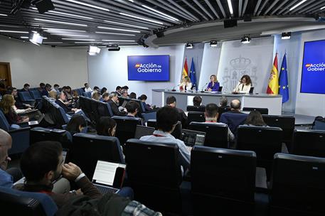4/11/2025. Rueda de prensa tras el Consejo de Ministros: Yolanda Díaz, Pilar Alegría y Mónica García. La vicepresidenta segunda y ministra d...