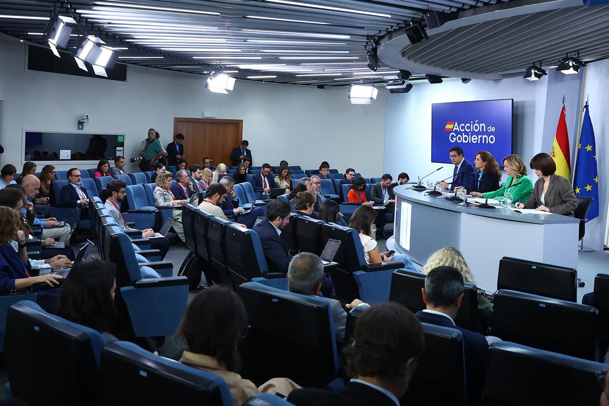 7/10/2025. Rueda de prensa tras el Consejo de Ministros: López, Alegría, García y Morant. Los ministros Óscar López, Pilar Alegría, Mónica G...