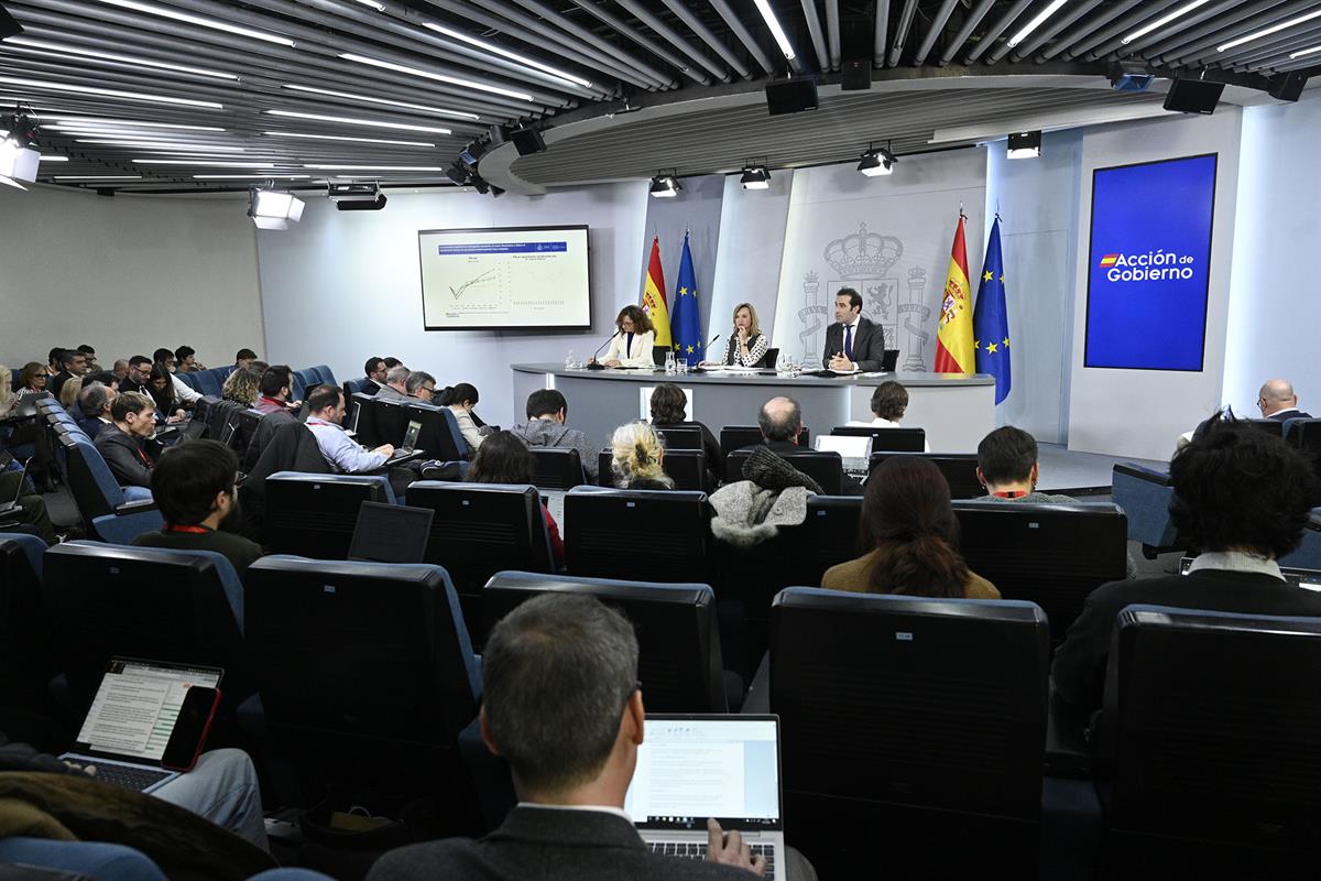 9/12/2025. Rueda de prensa tras el Consejo de Ministros: Mónica García, Pilar Alegría y Carlos Cuerpo. La ministra de Sanidad, Mónica García...