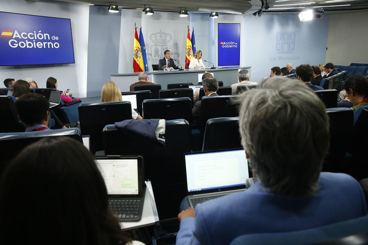 José Manuel Albares y Pilar Alegría durante la rueda de prensa posterior al Consejo de Ministros