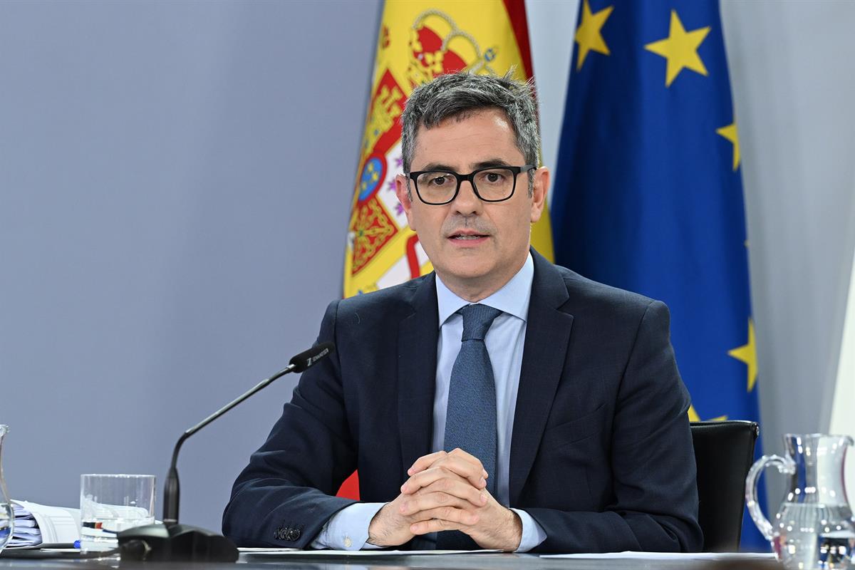 El ministro de la Presidencia, Justicia y Relaciones con las Cortes, Félix Bolaños, interviene en la rueda de prensa posterior a