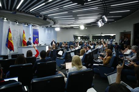 13/05/2025. Rueda de prensa tras el Consejo de Ministros: Félix Bolaños y Pilar Alegría. Un momento del turno de preguntas en la rueda de pr...