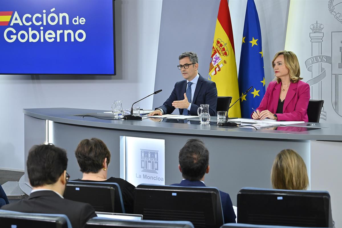 Félix Bolaños y Pilar Alegría, en la rueda de prensa posterior al Consejo de Ministros