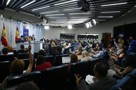 15/07/2025. Rueda de prensa tras el Consejo de Ministros: Pablo Bustinduy, Pilar Alegría, Yolanda Díaz y Óscar López. El ministro Pablo Bust...