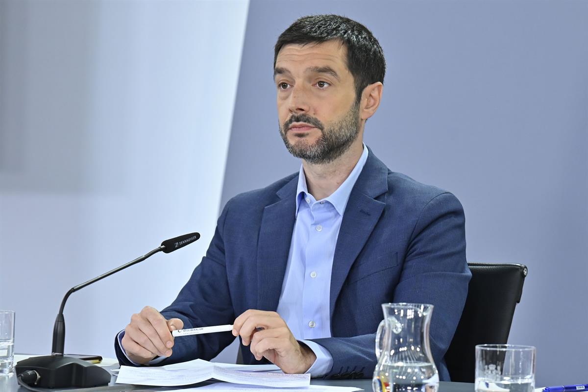 El ministro de Derechos Sociales, Consumo y Agenda 2030, Pablo Bustinduy, en la rueda de prensa tras el Consejo de Ministros