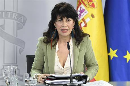 16/12/2025. Rueda de prensa tras el Consejo de Ministros: Diana Morant, Pilar Alegría y Ana Redondo. La ministra de Igualdad, Ana Redondo, d...