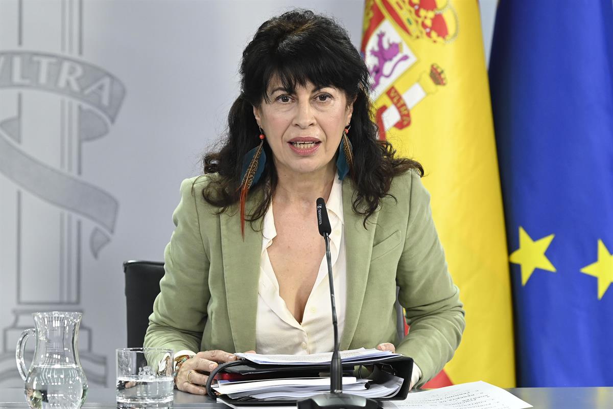 16/12/2025. Rueda de prensa tras el Consejo de Ministros: Diana Morant, Pilar Alegría y Ana Redondo. La ministra de Igualdad, Ana Redondo, d...