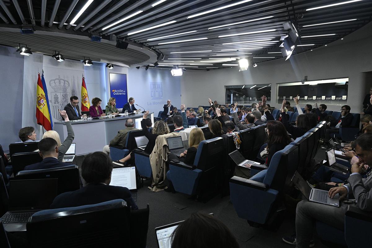 18/11/2025. Rueda de prensa tras el Consejo de Ministros: Carlos Cuerpo, María Jesús Montero, Pilar Alegría y Ángel Víctor Torres. El minist...