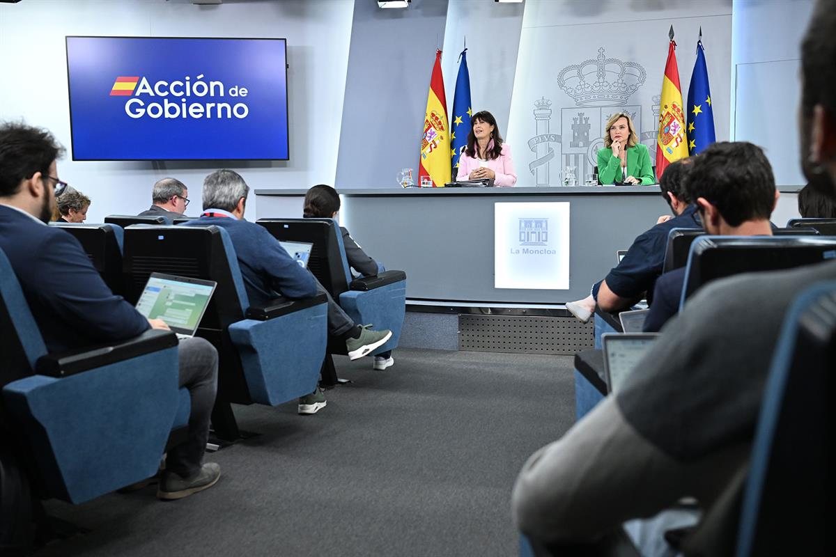 La ministra de Igualdad, Ana Redondo, junto a la ministra de Educación, Formación Profesional y Deportes y portavoz del Gobierno